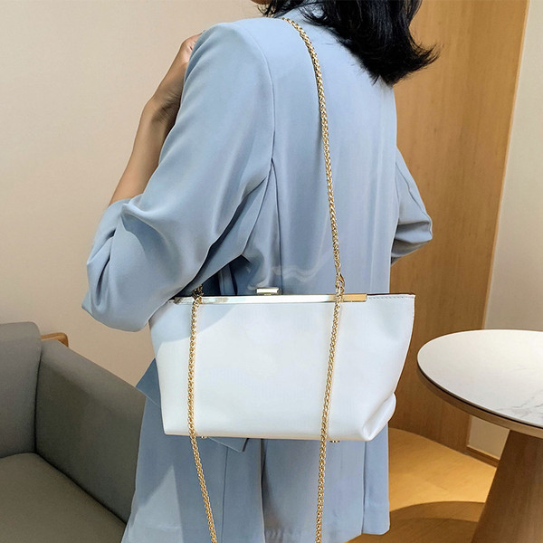 Stílusos női táska eko bőrből és fém rögzítéssel