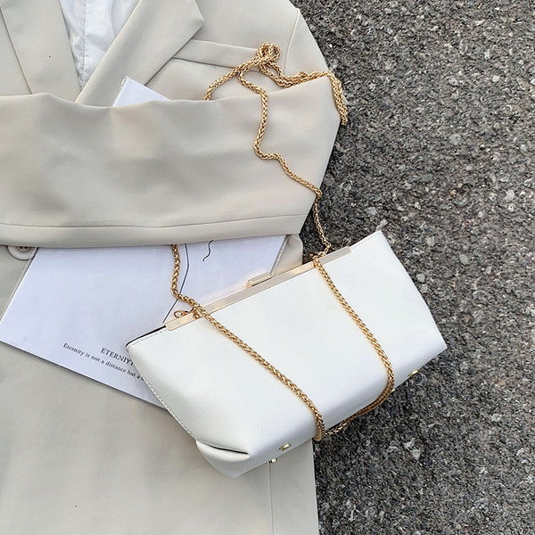 Stílusos női táska eko bőrből és fém rögzítéssel