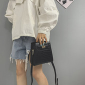 Eko bőrből készült női táska hosszú füllel, fém csattal