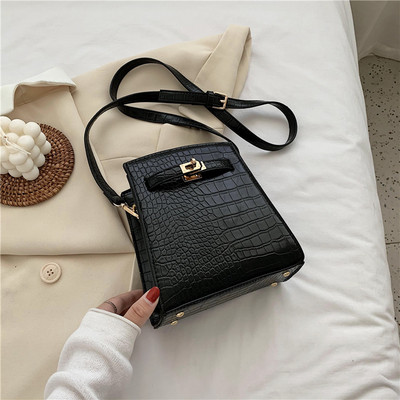 Eko bőrből készült női táska hosszú füllel, fém csattal