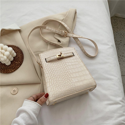 Eko bőrből készült női táska hosszú füllel, fém csattal