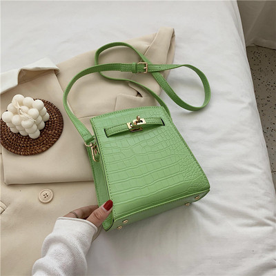 Eko bőrből készült női táska hosszú füllel, fém csattal