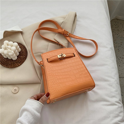 Eko bőrből készült női táska hosszú füllel, fém csattal