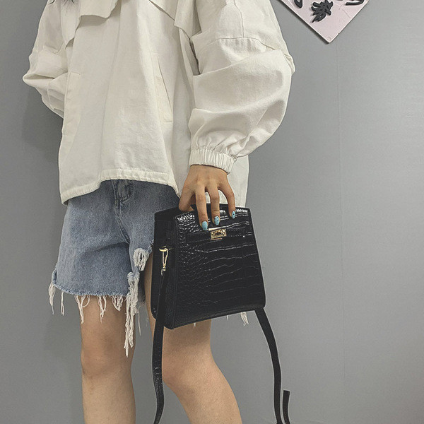 Eko bőrből készült női táska hosszú füllel, fém csattal