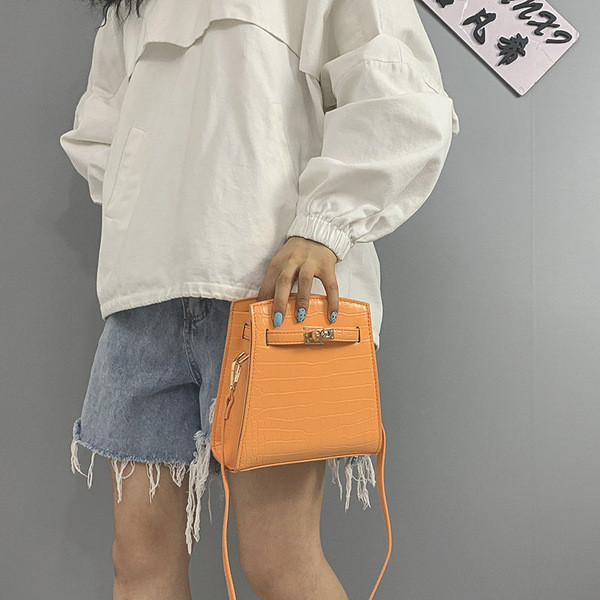 Eko bőrből készült női táska hosszú füllel, fém csattal