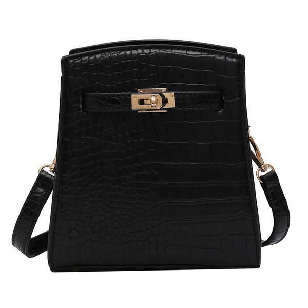 Eko bőrből készült női táska hosszú füllel, fém csattal