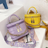 Modern női táska fémlánccal és két fogantyúval