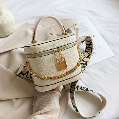 Modern női táska fémlánccal és két fogantyúval