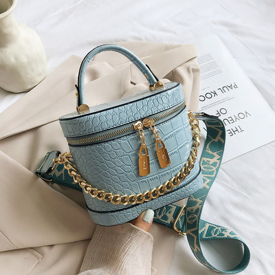 Modern női táska fémlánccal és két fogantyúval