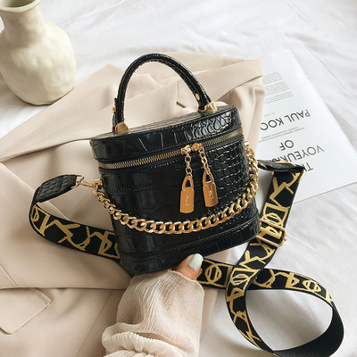 Modern női táska fémlánccal és két fogantyúval