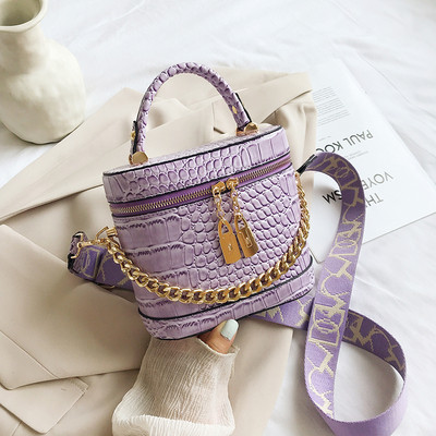 Modern női táska fémlánccal és két fogantyúval