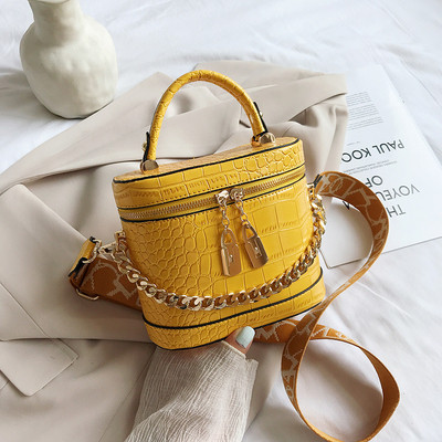 Modern női táska fémlánccal és két fogantyúval