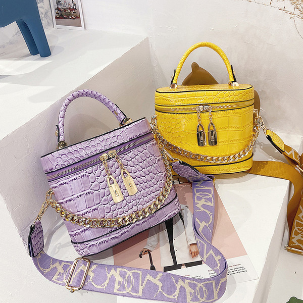 Modern női táska fémlánccal és két fogantyúval