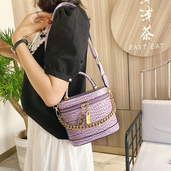 Modern női táska fémlánccal és két fogantyúval