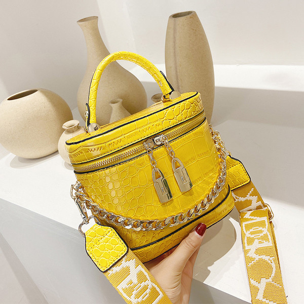 Modern női táska fémlánccal és két fogantyúval