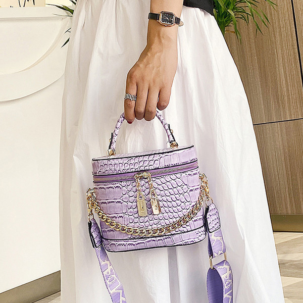 Modern női táska fémlánccal és két fogantyúval