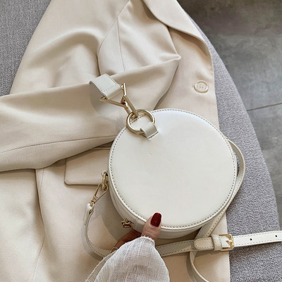 Σύγχρονη γυναικεία τσάντα με στρογγυλό σχήμα και μακριά λαβή