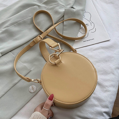 Σύγχρονη γυναικεία τσάντα με στρογγυλό σχήμα και μακριά λαβή