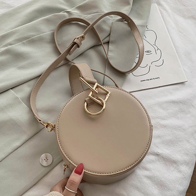 Σύγχρονη γυναικεία τσάντα με στρογγυλό σχήμα και μακριά λαβή