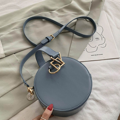 Σύγχρονη γυναικεία τσάντα με στρογγυλό σχήμα και μακριά λαβή