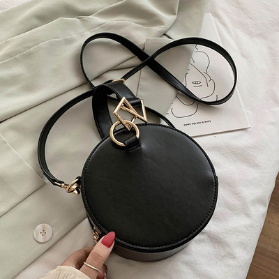 Σύγχρονη γυναικεία τσάντα με στρογγυλό σχήμα και μακριά λαβή