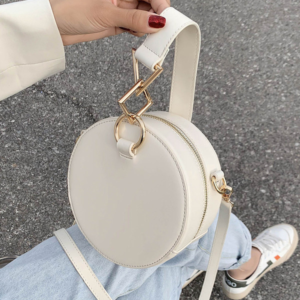 Σύγχρονη γυναικεία τσάντα με στρογγυλό σχήμα και μακριά λαβή