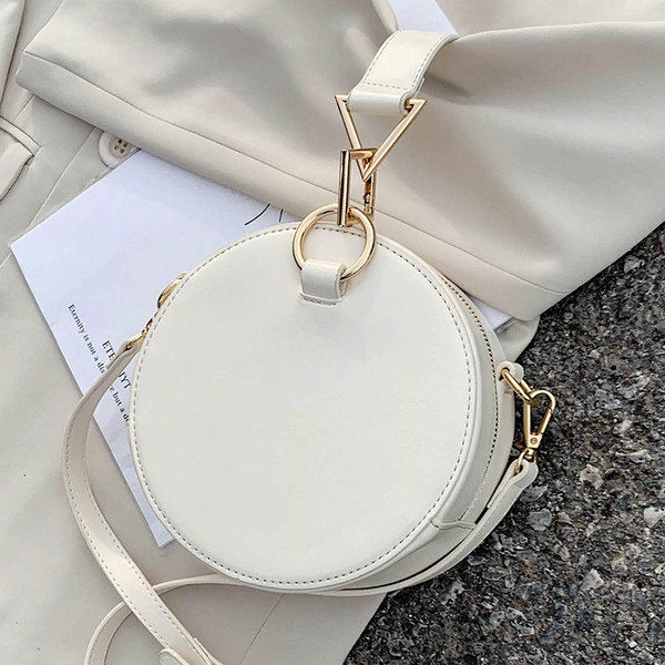 Σύγχρονη γυναικεία τσάντα με στρογγυλό σχήμα και μακριά λαβή