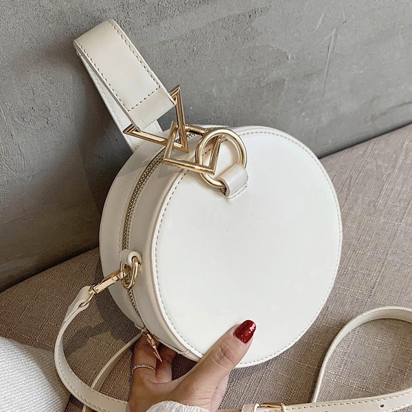 Σύγχρονη γυναικεία τσάντα με στρογγυλό σχήμα και μακριά λαβή