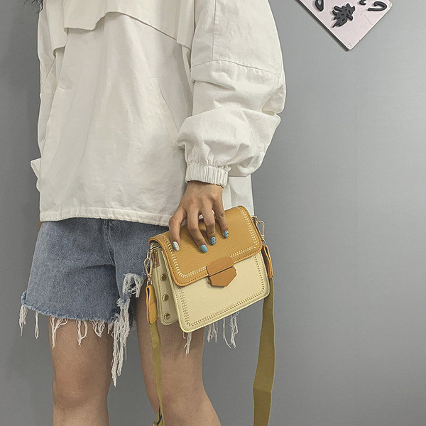 Öko bőrből készült női táska négyzet alakú, textil fogantyúval