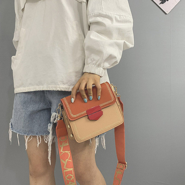 Öko bőrből készült női táska négyzet alakú, textil fogantyúval