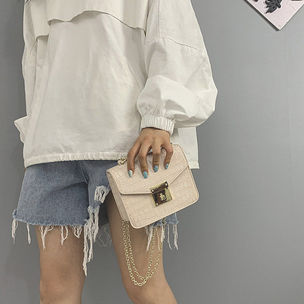 Női táska két fém füllel, eko bőrből több színben