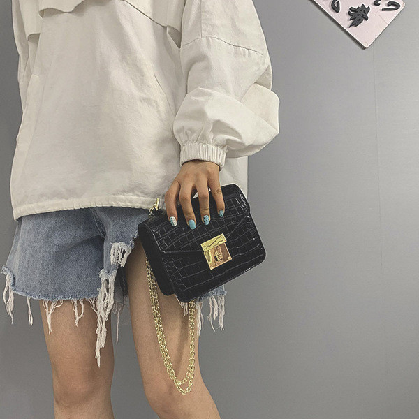 Női táska két fém füllel, eko bőrből több színben