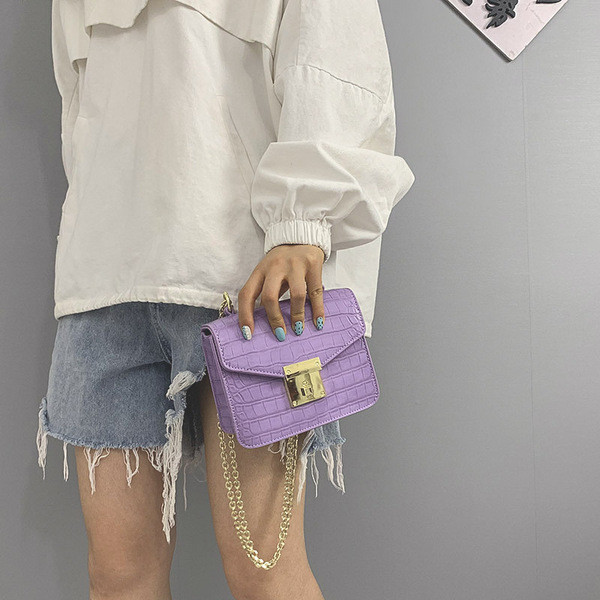 Női táska két fém füllel, eko bőrből több színben