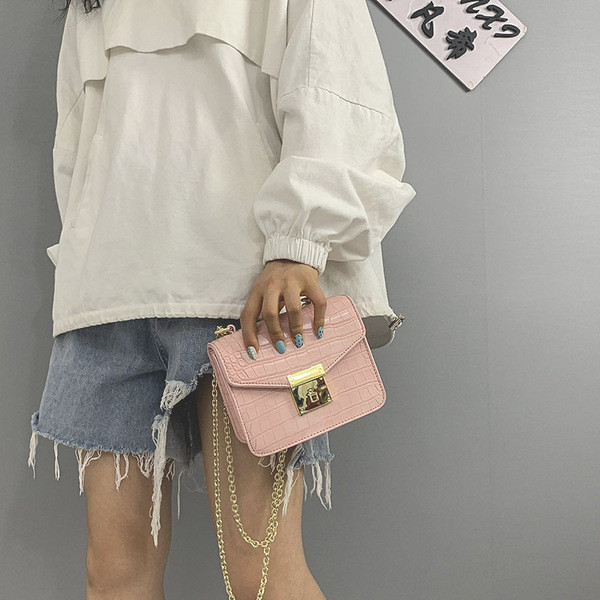 Női táska két fém füllel, eko bőrből több színben