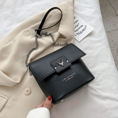 Női táska fémlánccal, különböző színekben