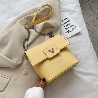 Női táska fémlánccal, különböző színekben