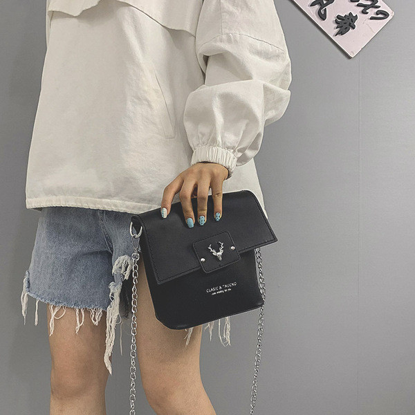 Női táska fémlánccal, különböző színekben