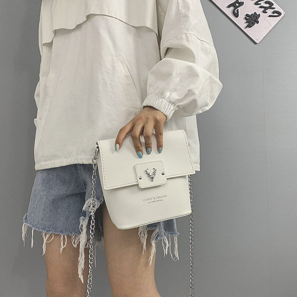 Női táska fémlánccal, különböző színekben