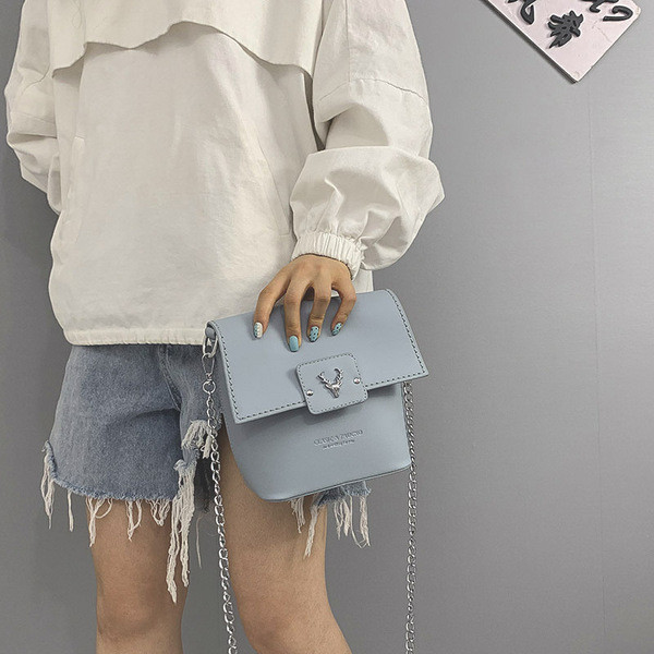 Női táska fémlánccal, különböző színekben