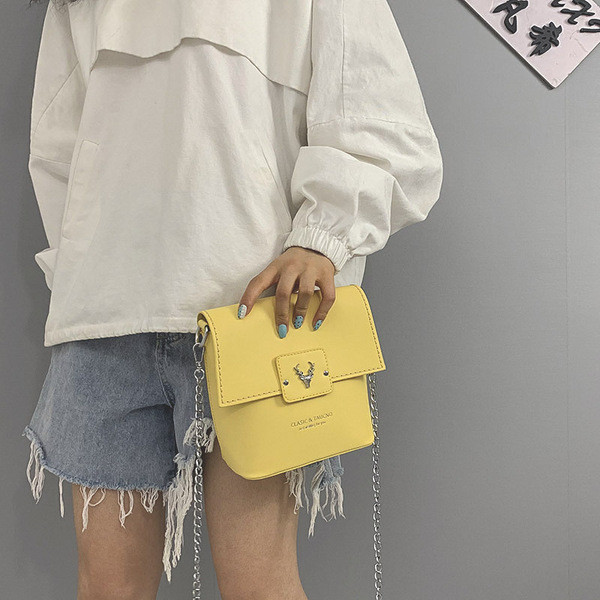 Női táska fémlánccal, különböző színekben