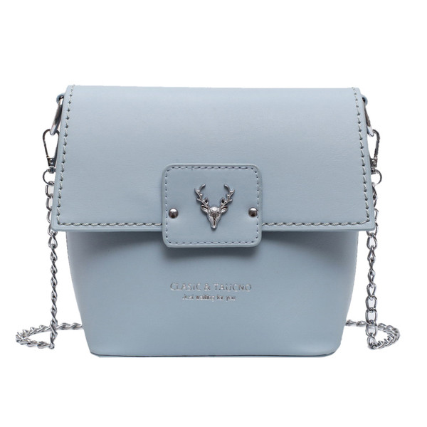 Női táska fémlánccal, különböző színekben