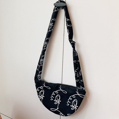 Modern női válltáska fehér és fekete színben