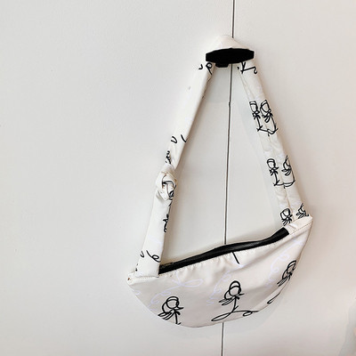 Modern női válltáska fehér és fekete színben