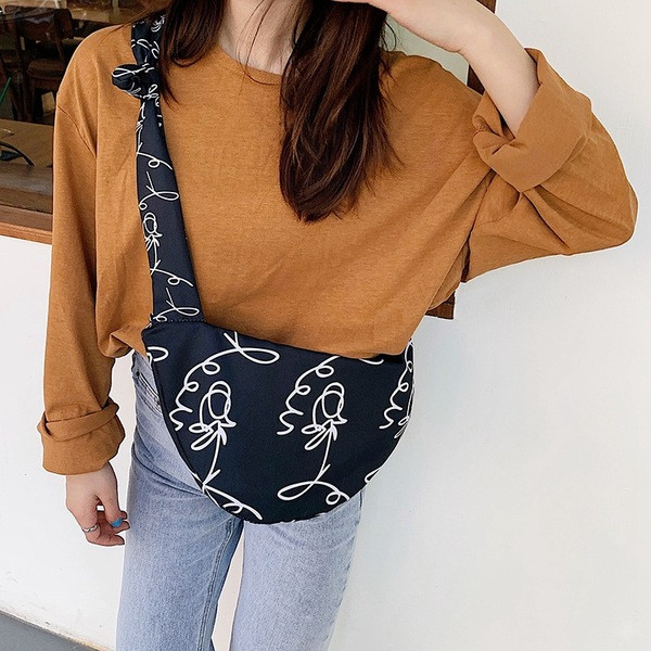 Modern női válltáska fehér és fekete színben