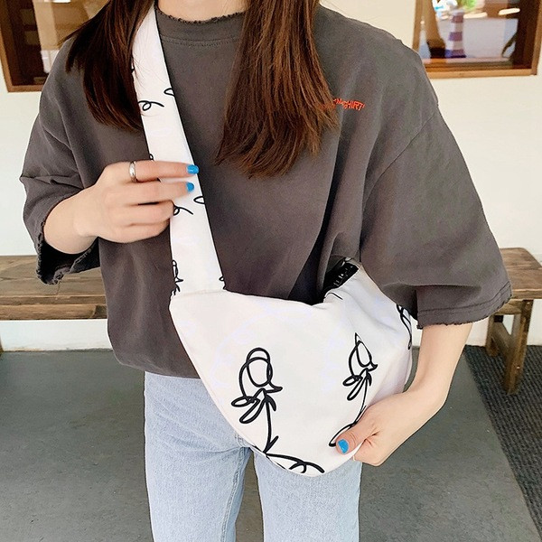 Modern női válltáska fehér és fekete színben