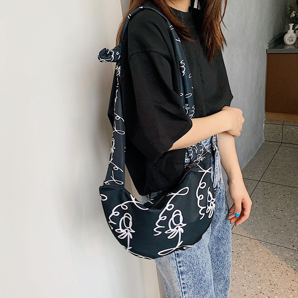 Modern női válltáska fehér és fekete színben