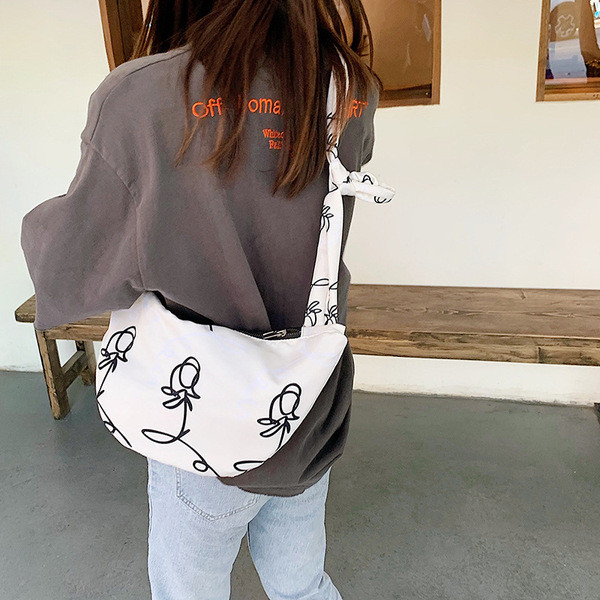 Modern női válltáska fehér és fekete színben