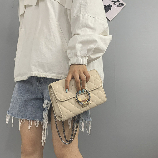 Új modell női táska fém díszítéssel és dupla lánccal