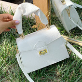 Modern női táska két füllel és fém rögzítéssel