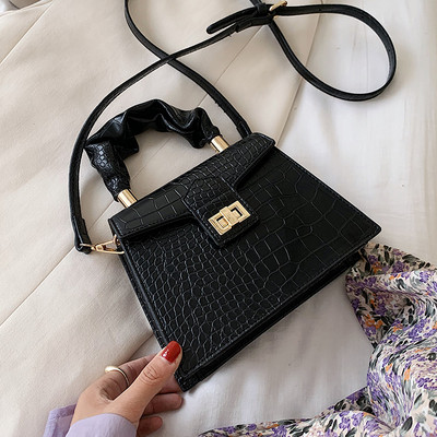 Modern női táska két füllel és fém rögzítéssel